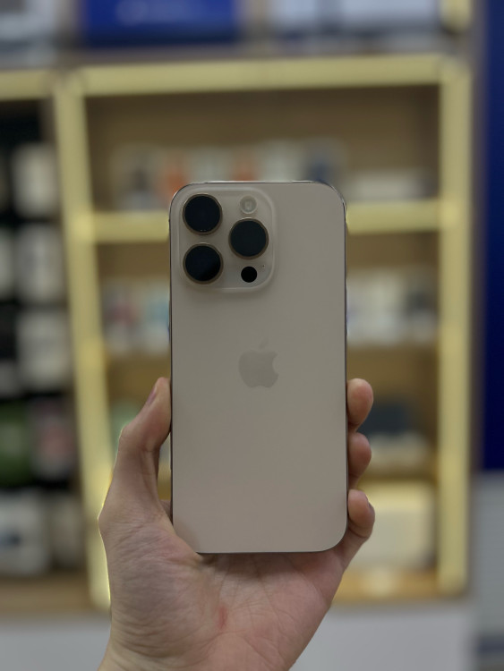 Б/у Смартфон Apple iPhone 16 Pro 128GB Пустынный титан