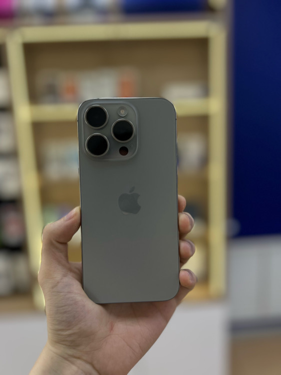 Б/у Смартфон Apple iPhone 15 Pro 128GB Серый (Natural Titanium)
