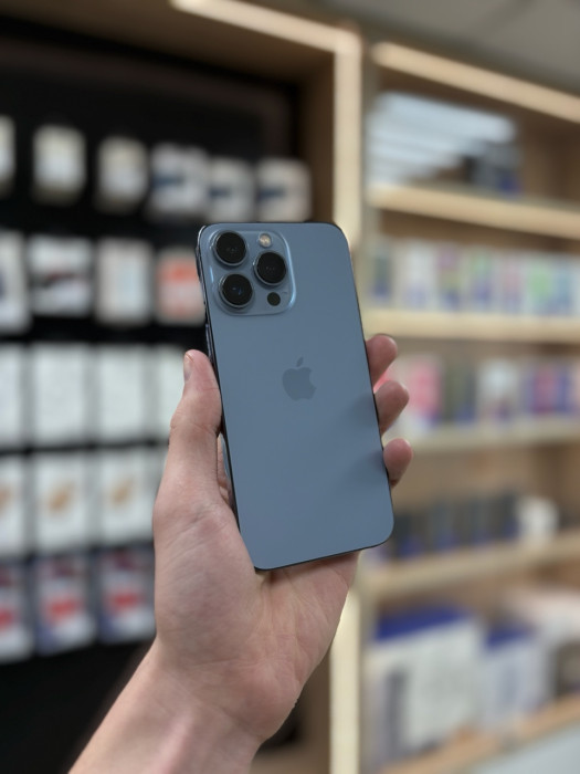Б/у Смартфон Apple iPhone 13 Pro 256GB Небесно-голубой (Sierra Blue)