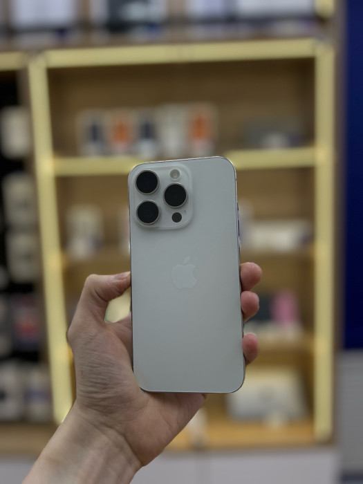 Б/у Смартфон Apple iPhone 15 Pro 256GB White