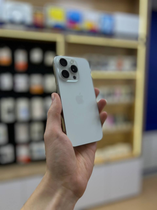 Б/У Смартфон Apple iPhone 15 Pro 256GB Белый